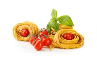 Ein lebhaftes Arrangement aus frischen Nudeln, Kirschtomaten und Basilikumblättern vor einem weißen Hintergrund.