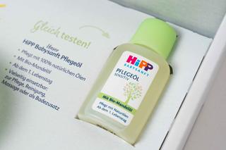 Flasche HiPP Babysanft Pflegeöl mit grünem Deckel in Verpackung mit Text zu Inhaltsstoffen und Anwendung