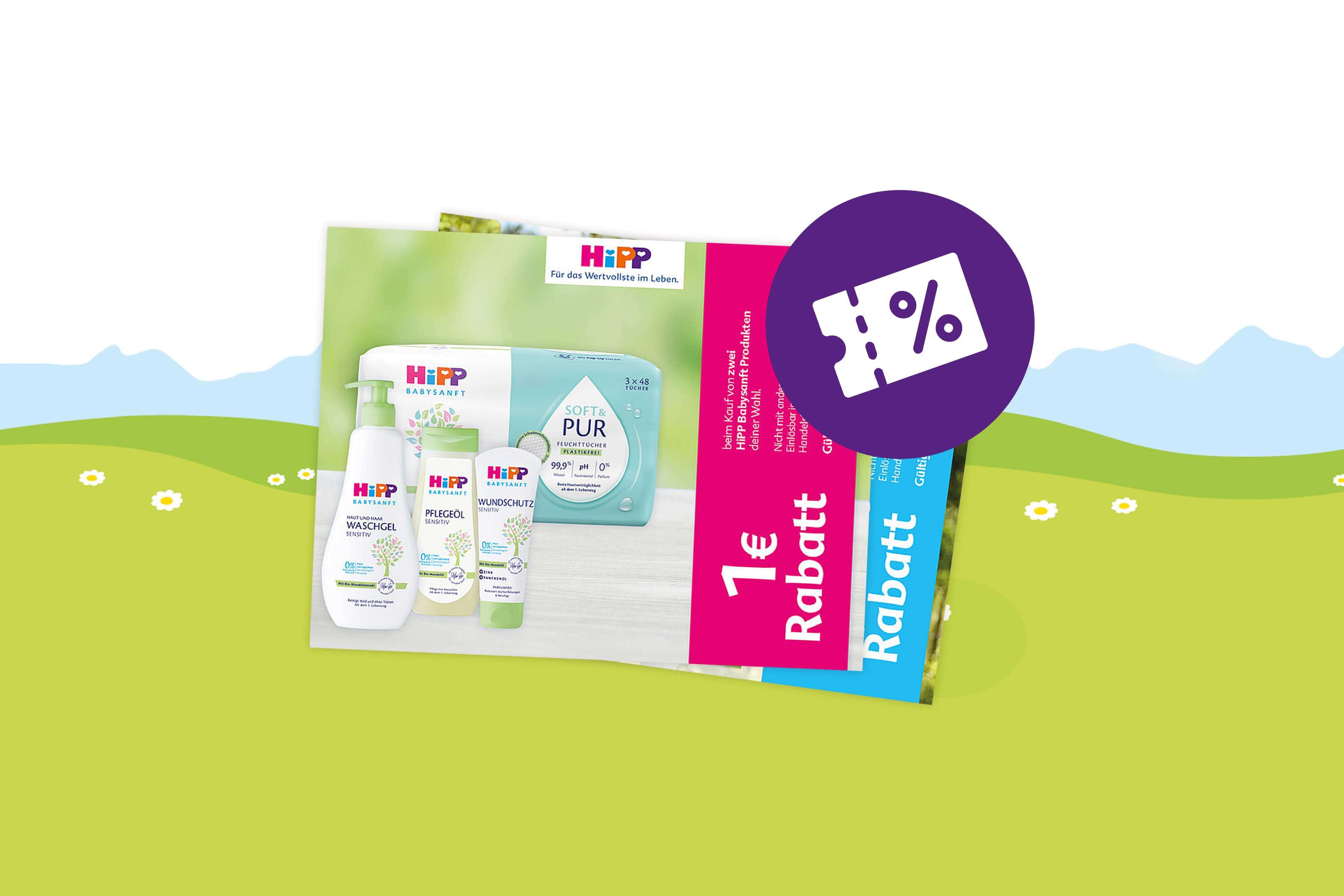 Mehrere HiPP-Babypflegeprodukte vor grünem Hintergrund und ein Coupon mit der Aufschrift '1€ Rabatt' sowie ein lila Symbol mit einem Prozentzeichen auf einem Ticket