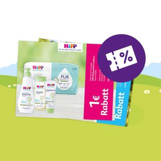 Mehrere HiPP-Babypflegeprodukte vor grünem Hintergrund und ein Coupon mit der Aufschrift '1€ Rabatt' sowie ein lila Symbol mit einem Prozentzeichen auf einem Ticket