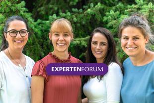 Vier lächelnde HiPP-Expertinnen im Grünen mit lila Schriftzug „Expertenforum“ für Elternfragen rund ums Baby.