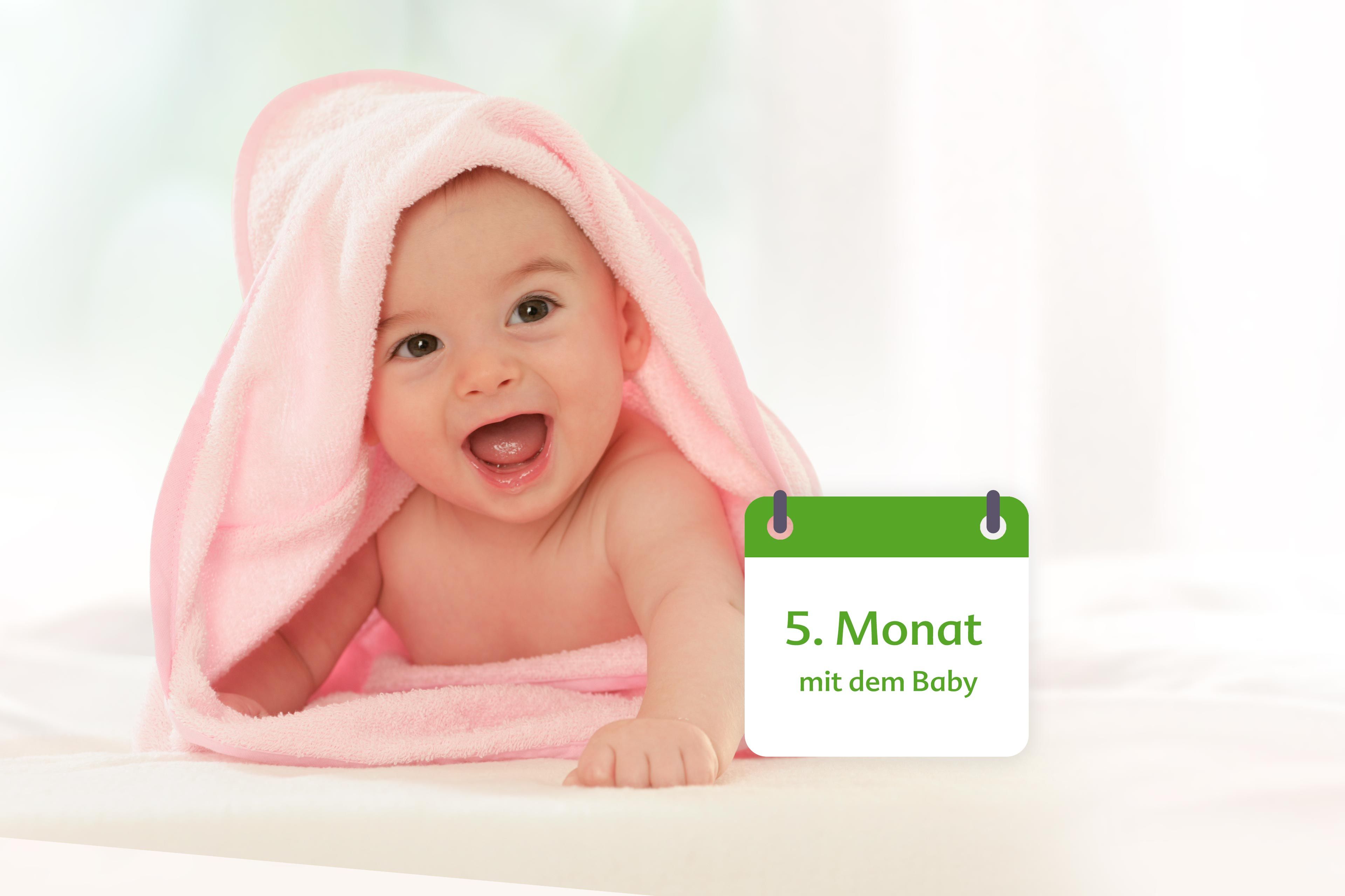 Ein in ein rosafarbenes Handtuch eingewickeltes, fröhlich dreinschauendes Baby mit einem grünen Kalender auf der rechten Seite, auf dem "5. Monat mit dem Baby".