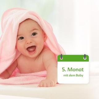 Ein in ein rosafarbenes Handtuch eingewickeltes, fröhlich dreinschauendes Baby mit einem grünen Kalender auf der rechten Seite, auf dem "5. Monat mit dem Baby".