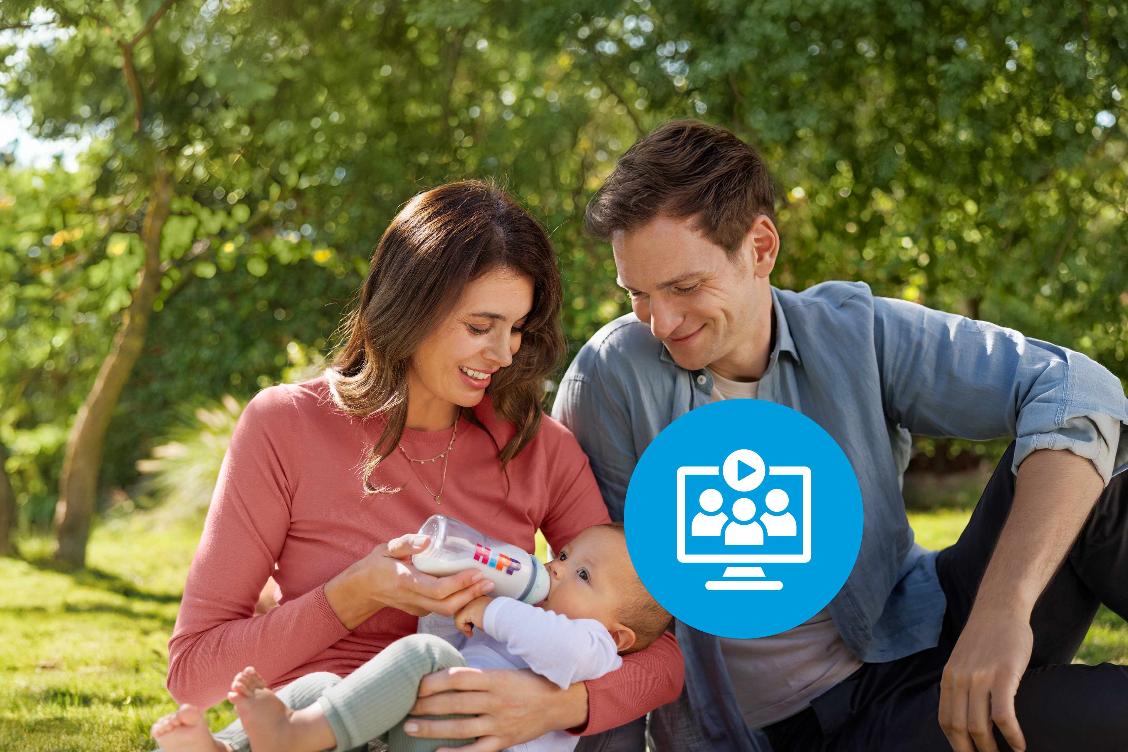 Eltern füttern ihr Baby im Grünen mit einer HiPP-Flasche, darüber ein Symbol für ein Online-Webinar.