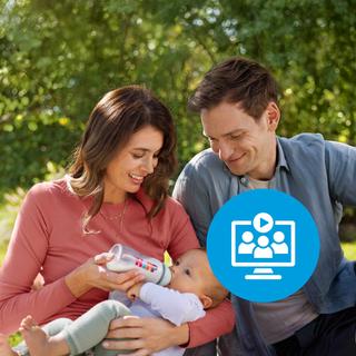 Eltern füttern ihr Baby im Grünen mit einer HiPP-Flasche, darüber ein Symbol für ein Online-Webinar.