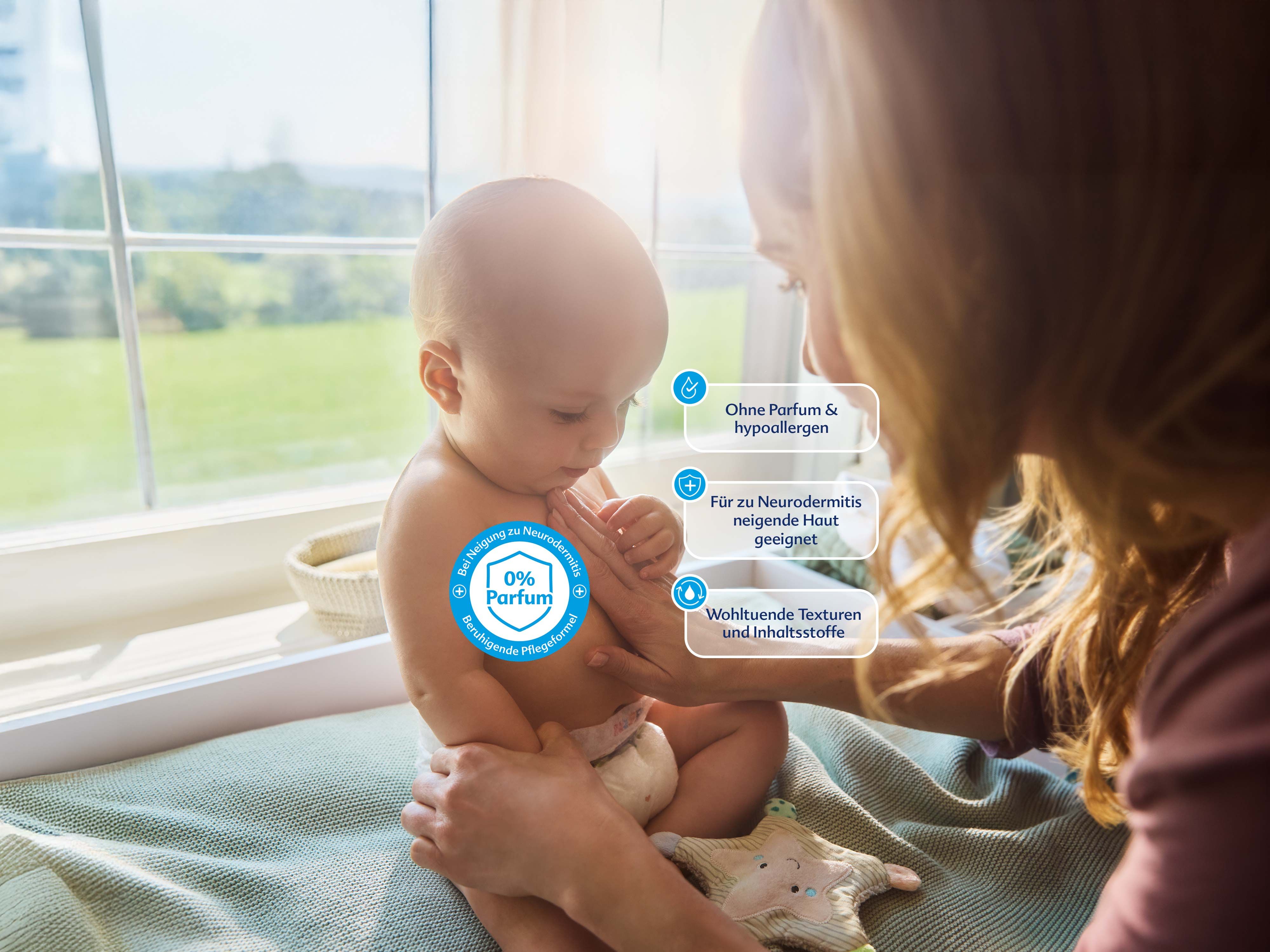 Mutter hält Baby auf dem Schoß vor einem Fenster mit drei blauen Textboxen, die Eigenschaften eines Produkts beschreiben