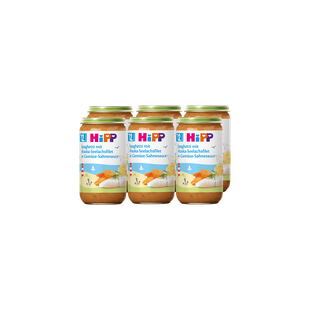 Sechserpack HiPP Gläschen Spaghetti mit Alaska-Seelachsfilet in Gemüse-Sahnesauce, 6×250g, vor schwarzem Hintergrund