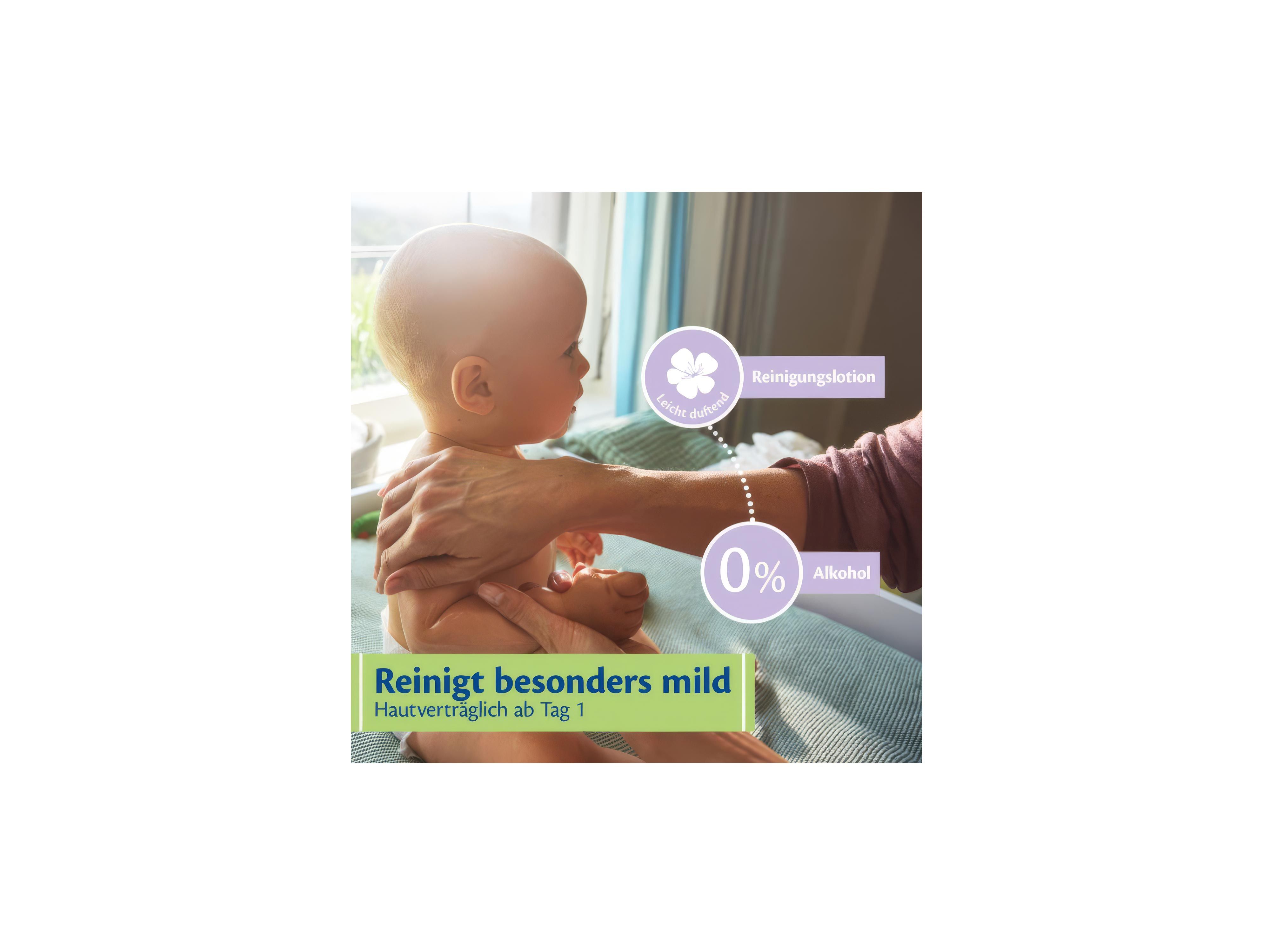 Ein Baby sitzt auf einem Tisch, eine Hand hält es sanft am Oberkörper, daneben sind Textfelder mit den Worten 'Reinigungslotion', '0% Alkohol' und 'Reinigt besonders mild Hautverträglich ab Tag 1'
