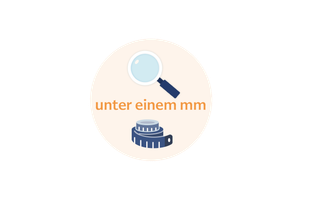 Ein Vergrößerungsglas über einem blauen Maßband, begleitet von dem deutschen Text "Große unter einem mm".