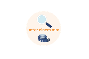 Ein Vergrößerungsglas über einem blauen Maßband, begleitet von dem deutschen Text "Große unter einem mm".