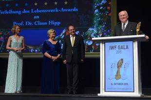 Prof. Dr. Claus Hipp erhält bei der IWF Gala 2015 in Baden-Baden den Lebenswerk-Award auf einer festlich beleuchteten Bühne.