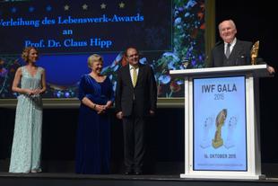 Prof. Dr. Claus Hipp erhält bei der IWF Gala 2015 in Baden-Baden den Lebenswerk-Award auf einer festlich beleuchteten Bühne.