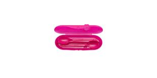 Pinkfarbene HiPP Löffelbox aus Kunststoff mit geöffnetem Deckel und zwei passenden Babylöffeln im Inneren