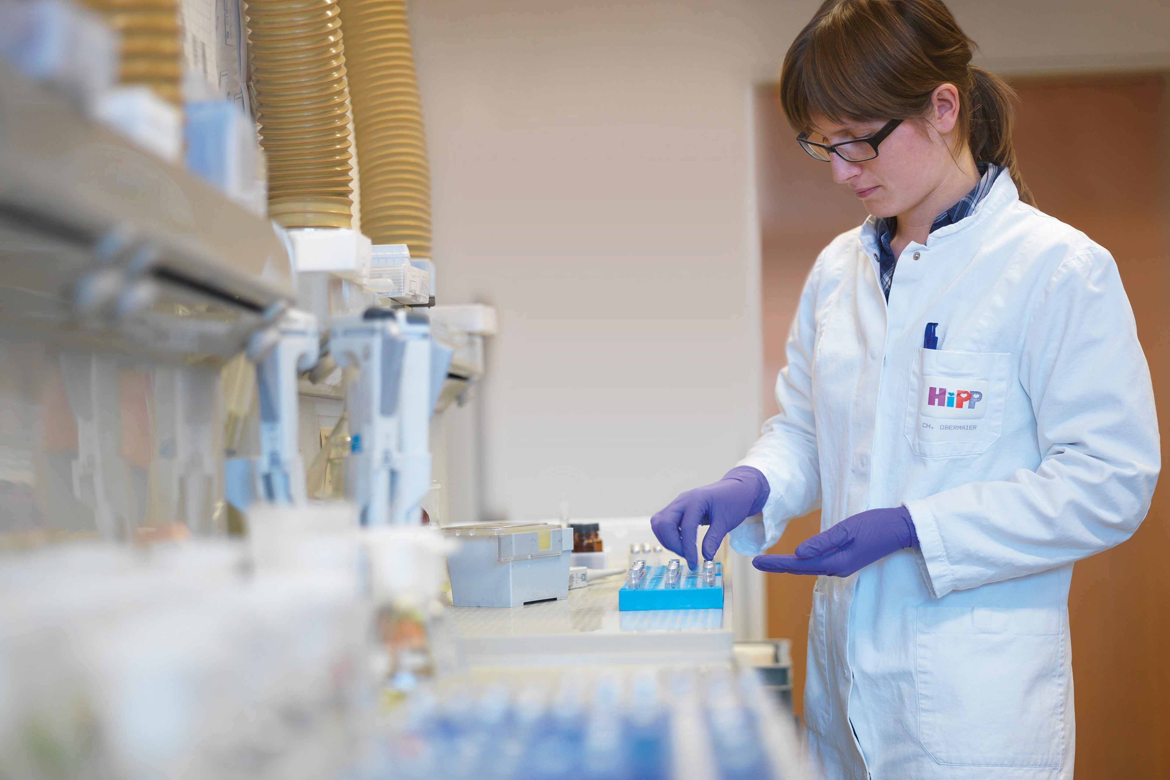HiPP Wissenschaftlerin im Labor prüft Proben, um die Qualität und Sicherheit von Babynahrung zu kontrollieren