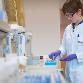 HiPP Wissenschaftlerin im Labor prüft Proben, um die Qualität und Sicherheit von Babynahrung zu kontrollieren
