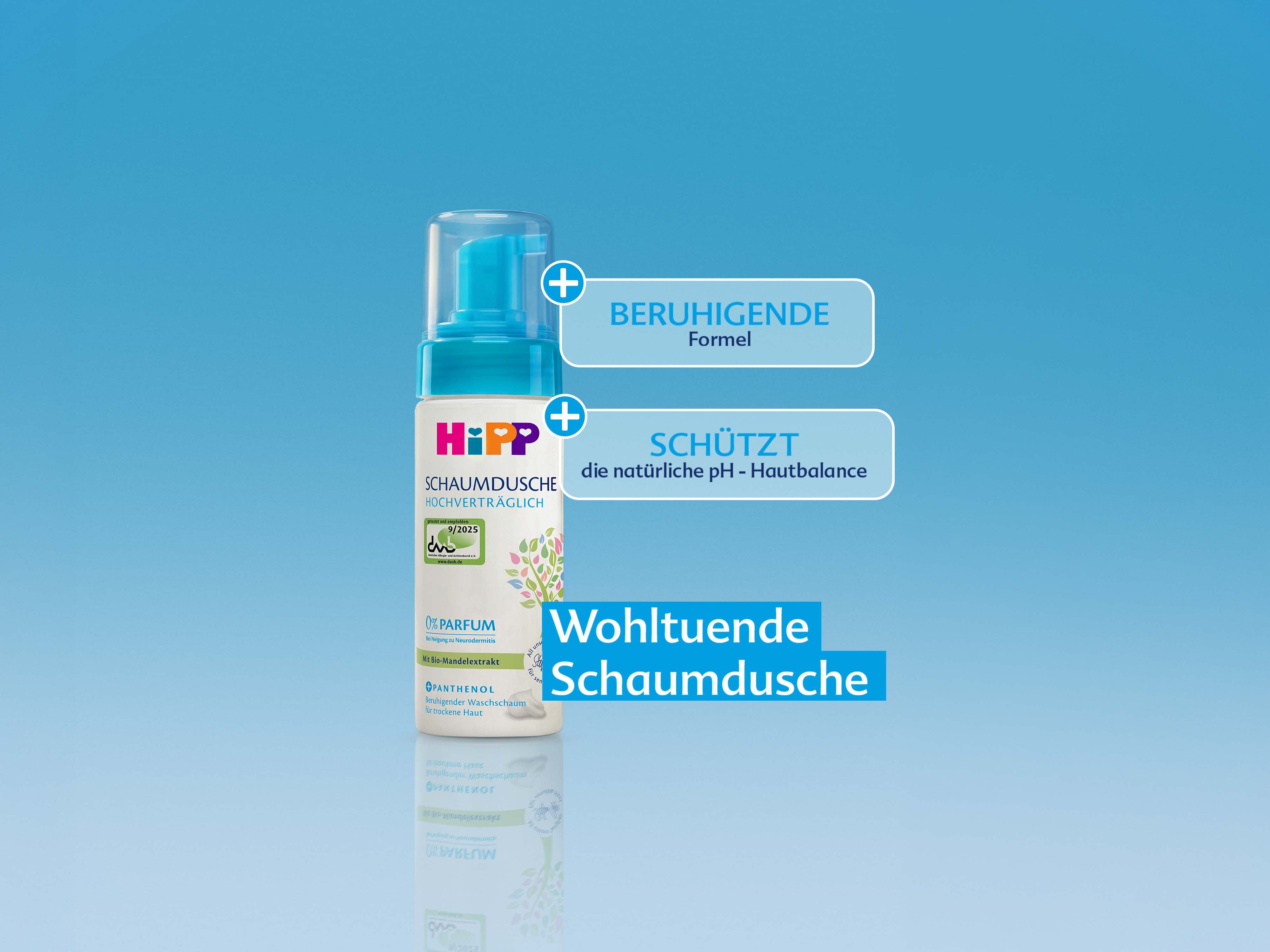 Flasche mit Schaumdusche von HiPP vor blauem Hintergrund mit Texten 'Beruhigende Formel', 'Schützt die natürliche pH-Hautbalance' und 'Wohltuende Schaumdusche'