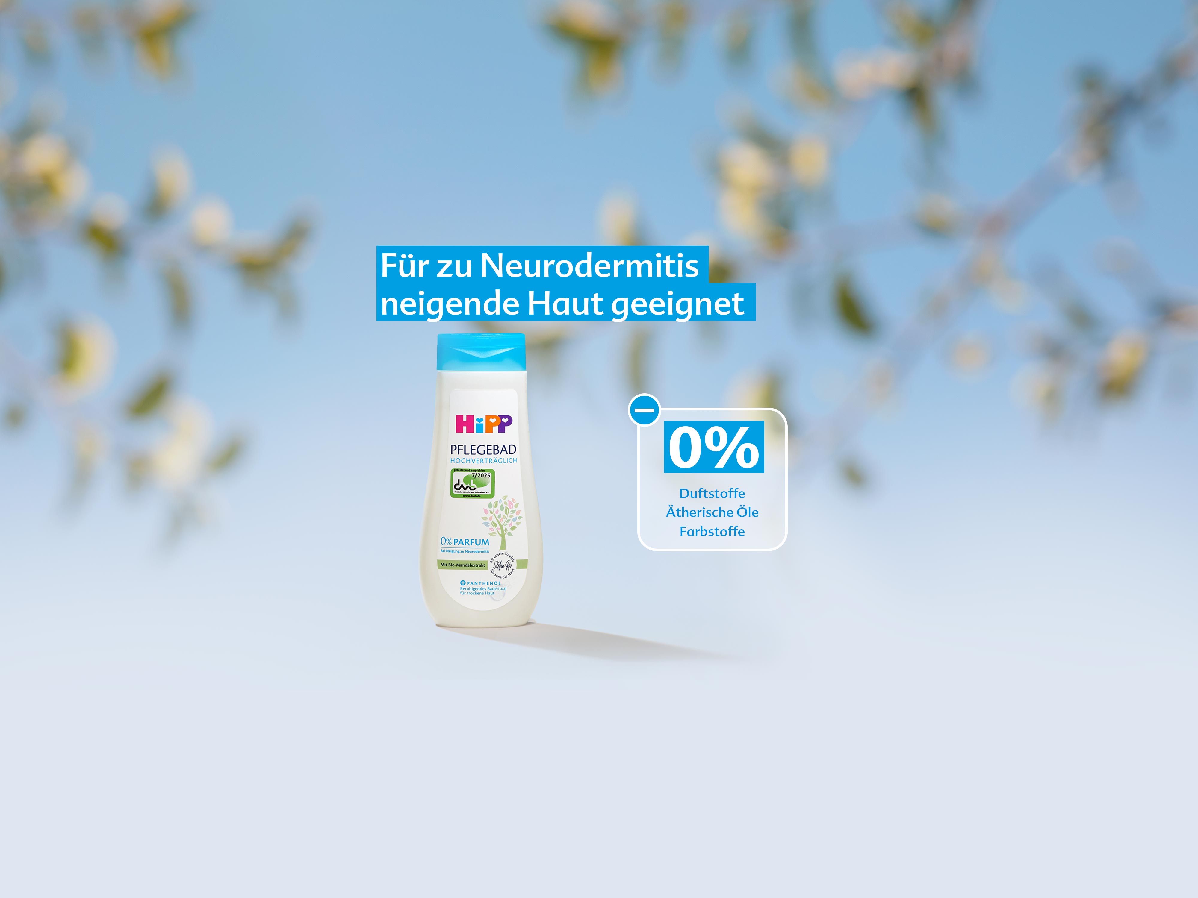 HiPP Pflegebad hochverträglich Flasche vor blauem Himmel, geeignet bei Neurodermitis, mit Hinweis 0 % Duftstoffe, ätherische Öle, Farbstoffe