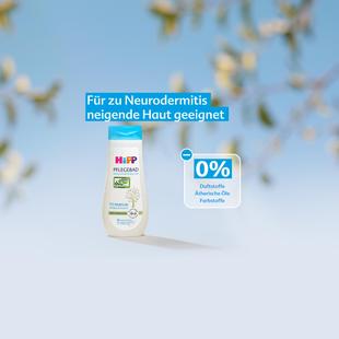 HiPP Pflegebad hochverträglich Flasche vor blauem Himmel, geeignet bei Neurodermitis, mit Hinweis 0 % Duftstoffe, ätherische Öle, Farbstoffe