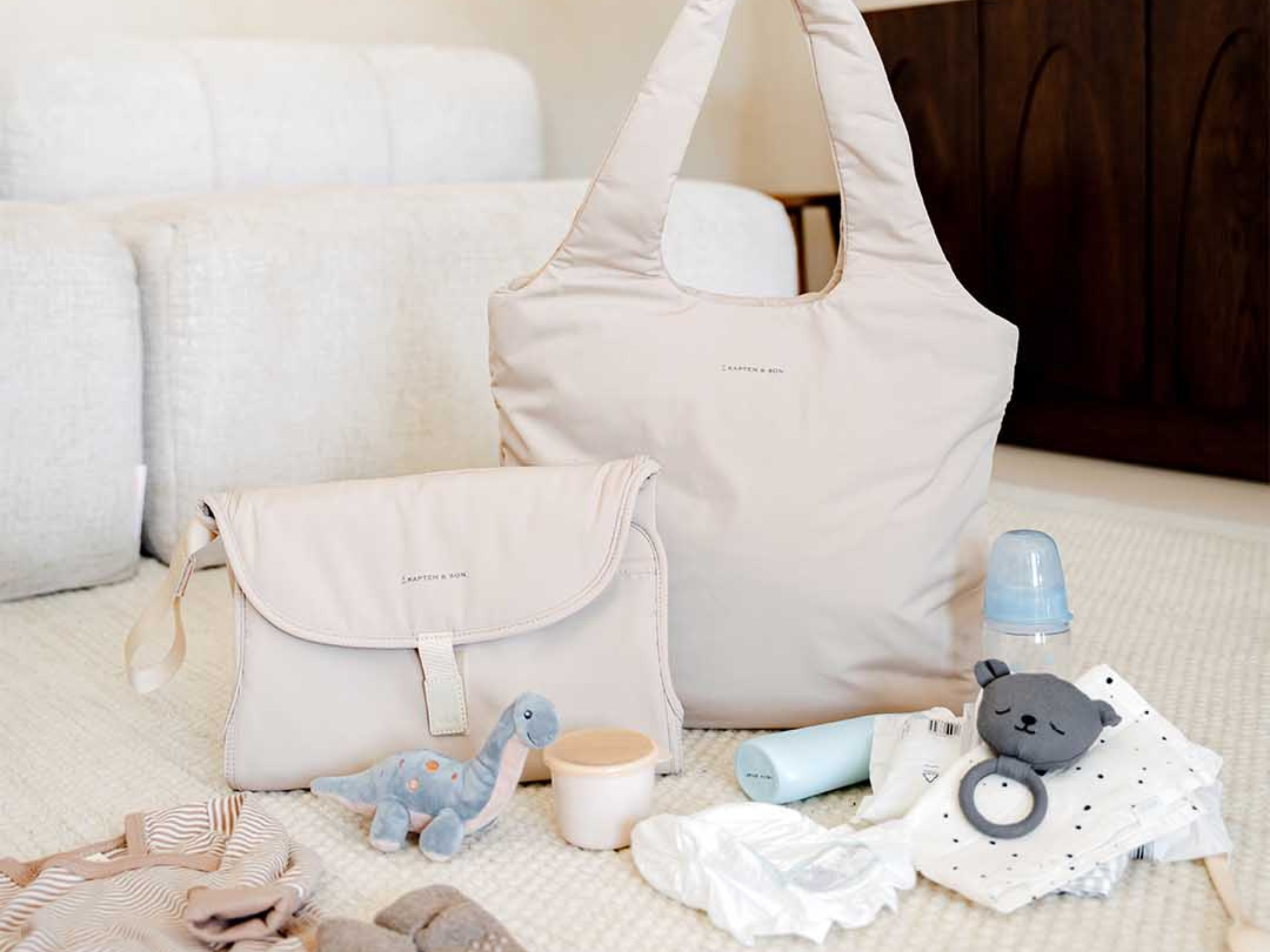 Beige Stofftaschen mit Babyspielzeug