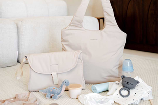 Beige Stofftaschen mit Babyspielzeug