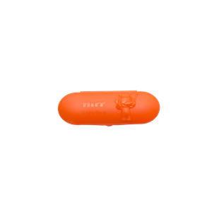 Orange HiPP Löffelbox für einen Babylöffel, kompakte Aufbewahrungsbox für unterwegs vor schwarzem Hintergrund