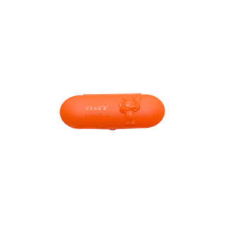 Orange HiPP Löffelbox mit geprägtem HiPP Logo und kleinem Tiermotiv, ideal zur Aufbewahrung von zwei Babylöffeln unterwegs