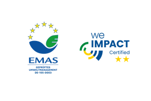 EMAS-Logo und We Impact Certified Logo mit Sternen und farbigen Bögen auf schwarzem Hintergrund