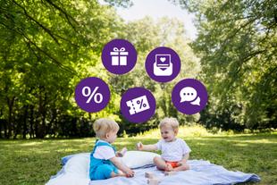 Zwei Kleinkinder sitzen auf einer Decke im Park, darüber schweben vier lila Kreise mit Symbolen für Geschenk, Liste, Prozentzeichen und Sprechblase
