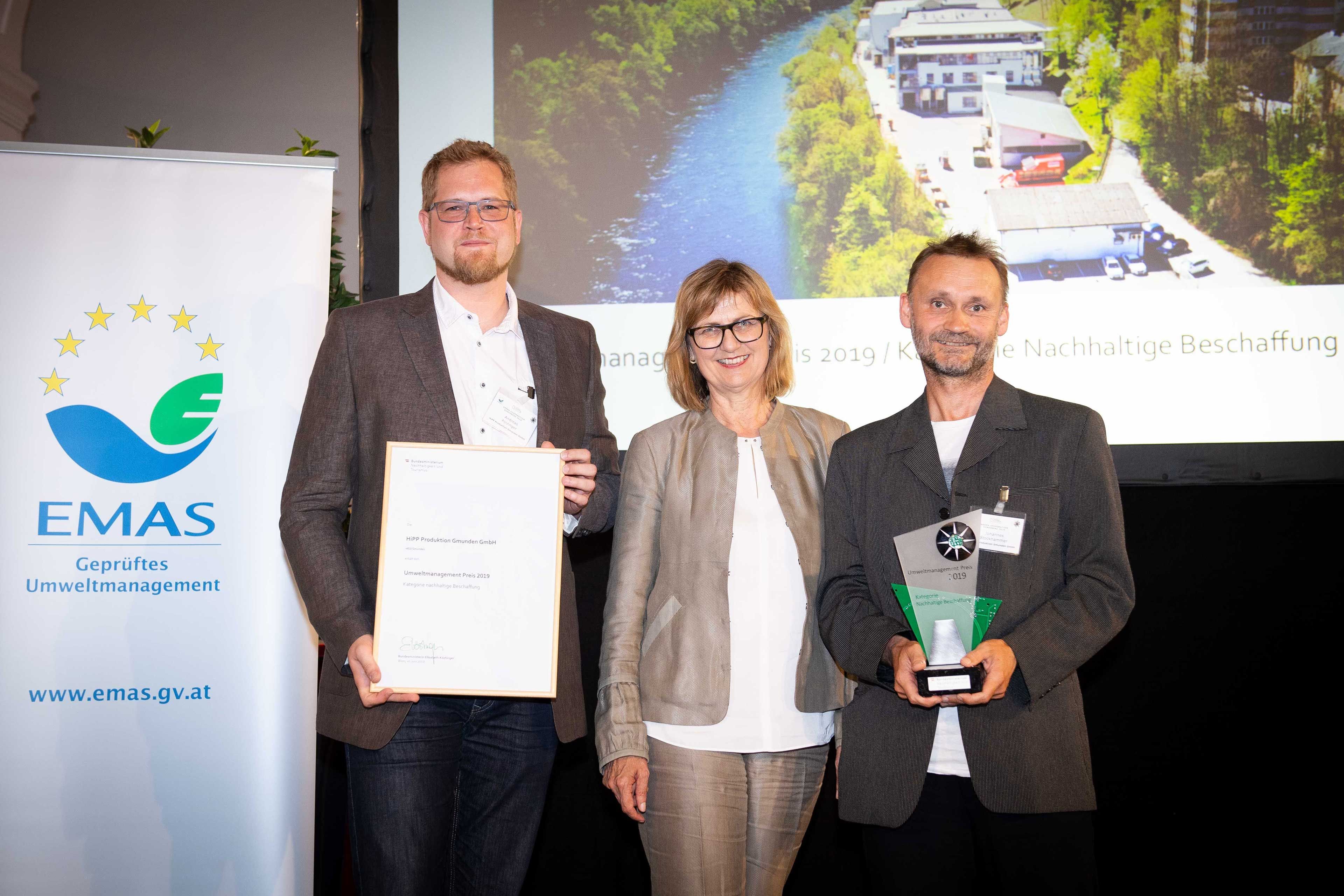 Bundesministerin Maria Patek übergibt den Vertretern des HiPP Produktionsstandortes in Gmunden den Umweltmanagement-Preis 2019.