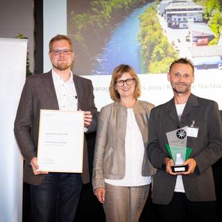 Bundesministerin Maria Patek übergibt den Vertretern des HiPP Produktionsstandortes in Gmunden den Umweltmanagement-Preis 2019.