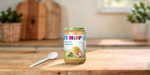 HiPP Bio Pasta à la Carbonara im 220-g-Gläschen mit Löffel auf einem Holztisch