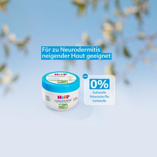 HiPP Familiencreme hochverträglich vor blauem Hintergrund, Text: „Für zu Neurodermitis neigender Haut geeignet“ und „0 % Duftstoffe, ätherische Öle, Farbstoffe“