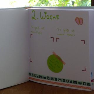 Eine handgeschriebene Seite aus einem Buch mit dem Titel "2. Woche", was so viel wie "2 Wochen" bedeutet. Die Seite besteht aus zwei Hauptabschnitten: Der eine fordert den Benutzer auf, den ersten Gegenstand "So gropf" zu nehmen, der andere fordert ihn auf, den zweiten Gegenstand "So gropf" zu nehmen, mit einer Notiz, auf der "meine Hand" steht.