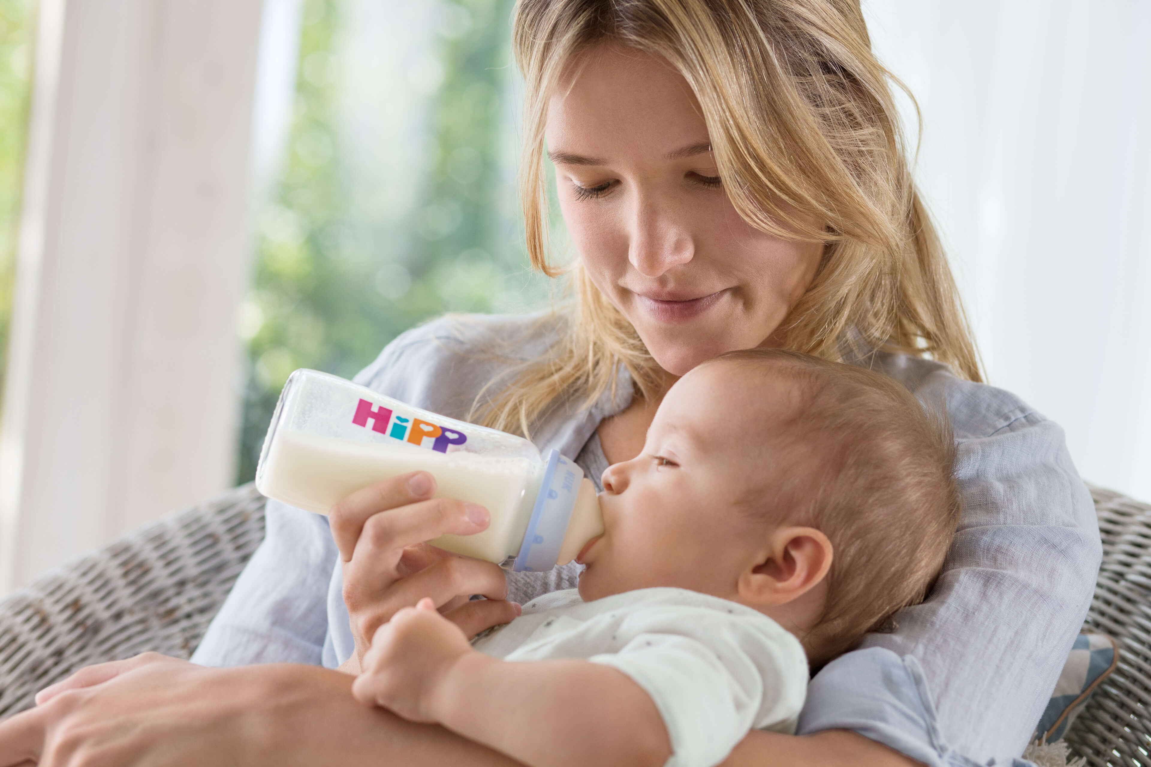 Eine Mutter, die ihr Baby mit der Flasche füttert.