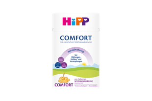 HiPP COMFORT Spezialnahrung Packung mit Hinweis „bei Blähungen, Koliken und Verstopfungen“, vor bunter Landschaftsgrafik.