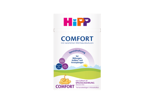 HiPP COMFORT Spezialnahrung Packung mit Hinweis „bei Blähungen, Koliken und Verstopfungen“, vor bunter Landschaftsgrafik.