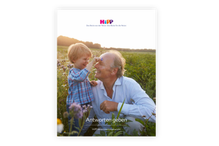 Älterer Mann und kleines Kind lachen gemeinsam auf einer blühenden Wiese bei Sonnenuntergang, HiPP Verantwortungsbericht-Cover.