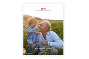 Älterer Mann und kleines Kind lachen gemeinsam auf einer blühenden Wiese bei Sonnenuntergang, HiPP Verantwortungsbericht-Cover.