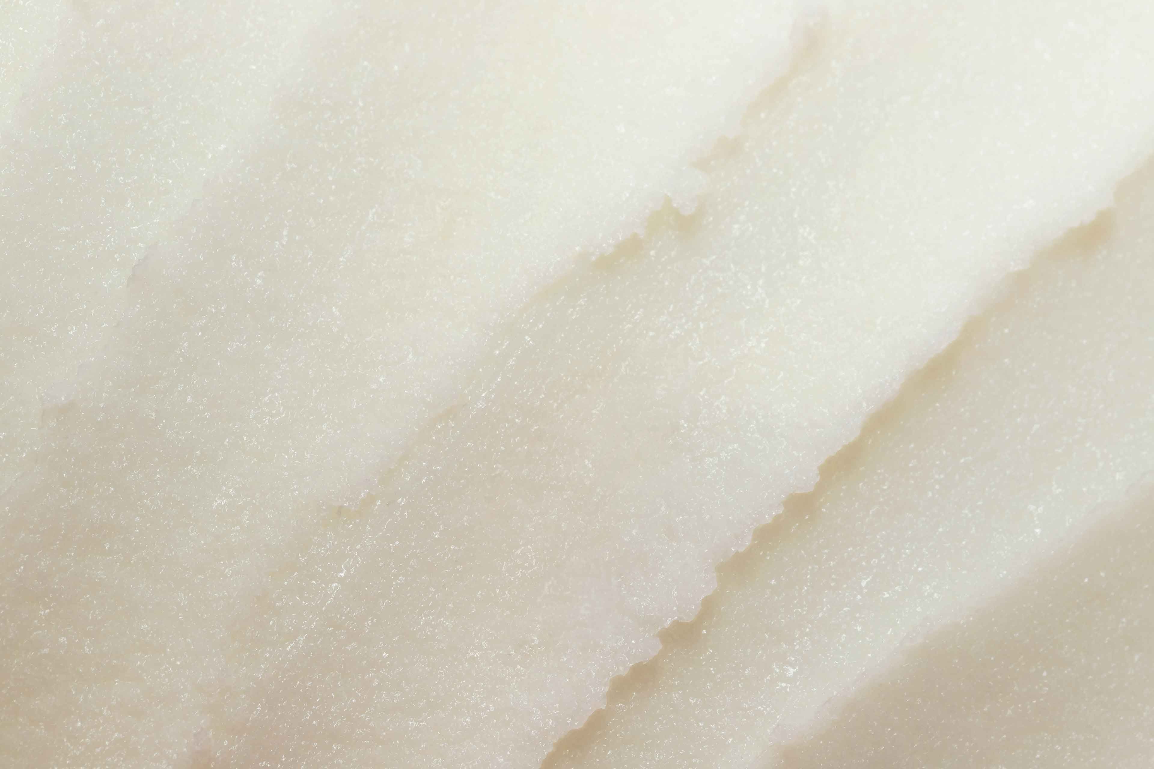 Nahaufnahme der cremigen Konsistenz von Sheabutter