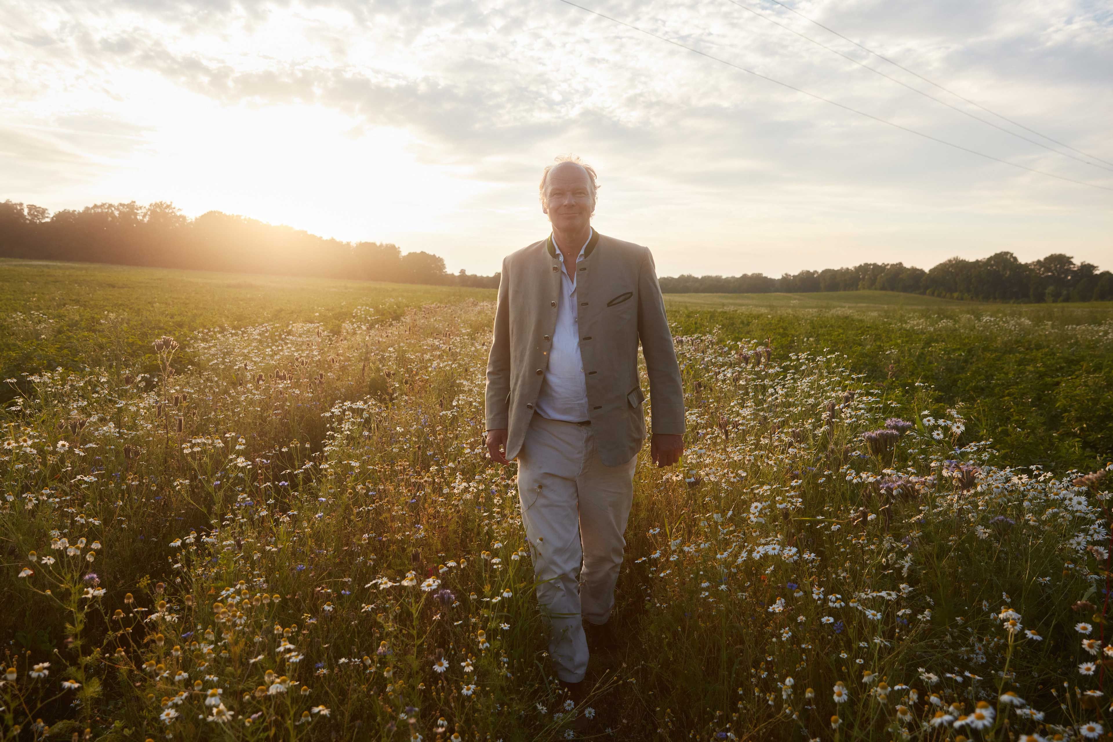Stefan HiPP läuft über die Blumenwiese