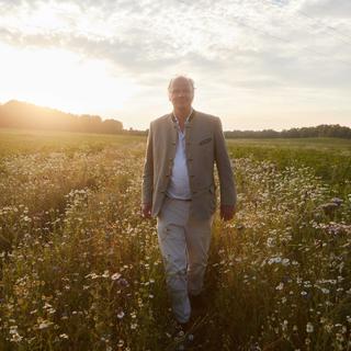 Stefan HiPP läuft über die Blumenwiese