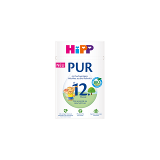 HiPP Kindermilch PUR Bio-Packung für Kinder ab 12 Monaten vor schwarzem Hintergrund, Vorderseite mit Produktinfos