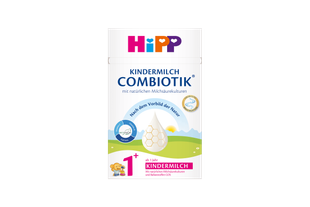 Packung HiPP Kindermilch COMBIOTIK® ab 1 Jahr mit Vitamin C, D und Calcium auf grün-blauem Landschaftshintergrund.