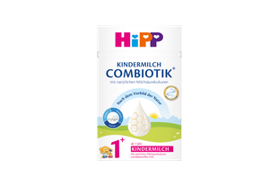 Packung HiPP Kindermilch COMBIOTIK® ab 1 Jahr mit Vitamin C, D und Calcium auf grün-blauem Landschaftshintergrund.