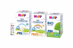 Mehrere HiPP PRE Bio und HA COMBIOTIK® Anfangsmilch-Packungen nebeneinander als Beispiel für getestete Säuglingsnahrung.