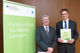 Johannes Doms (re), HiPP, bei der Urkundenübergabe mit Herrn Dr. Ulrich Hatzfeld, Leiter der Unterabteilung