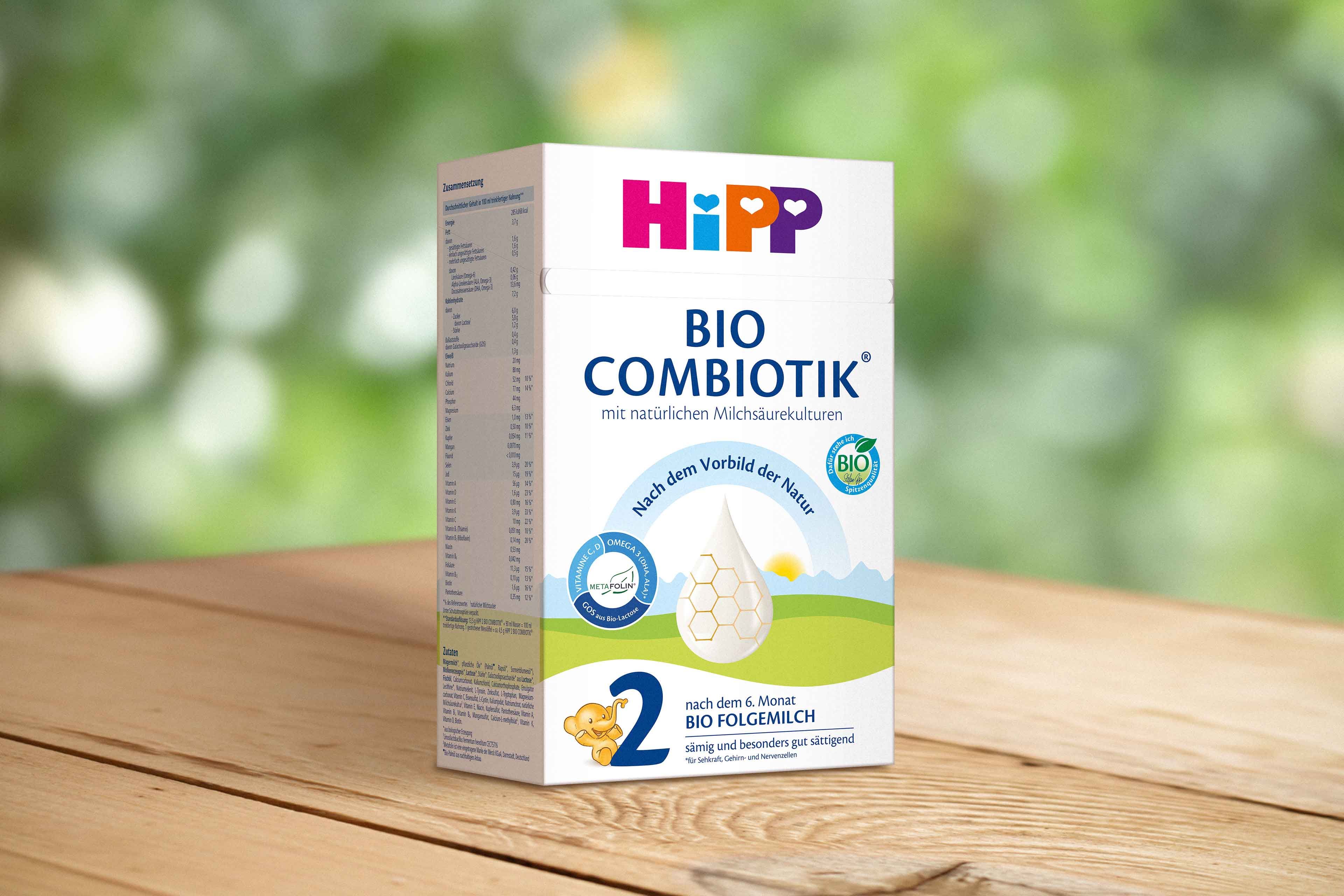 HiPP Bio Combiotik 2 Folgemilch Packung auf Holztisch, beruhigendes Naturmotiv im Hintergrund