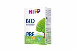 Packung HiPP BIO Pre Anfangsmilch mit grünem Naturmotiv und Baum, Symbol für geprüfte Bio-Qualität und sichere Babynahrung.