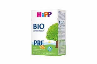 Packung HiPP BIO Pre Anfangsmilch mit grünem Naturmotiv und Baum, Symbol für geprüfte Bio-Qualität und sichere Babynahrung.