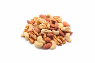  	Eine Vielzahl von Nüssen, darunter Mandeln, Walnüsse und Cashews, die auf einem Haufen angeordnet sind.